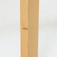 Alvar Aaltoがデザインし、Artekより製作された「81C」ダイニングテーブルです。バーチ材を用いたフレームに、天板には落ち着いた質感のリノリウムを組み合わせたシンプルで機能的なデザインが特徴。脚部にはアアルトを象徴するL字型の曲木構造が採用されており、軽やかで柔らかな印象を与えます。幅75cmの正方形サイズはダイニングはもちろんワークテーブルとしても使いやすく、日常の空間に北欧デザインの美しさと実用性をもたらすビンテージ家具です。本個体は、脚部の5枚レイヤー構造、1973年以降に採用されたプラスネジ、および天板裏の3段構成スタンプの仕様から、1973年~1990年代始めに掛けて製造されたと思われます。