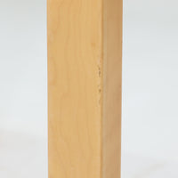 Alvar Aaltoがデザインし、Artekより製作された「81C」ダイニングテーブルです。バーチ材を用いたフレームに、天板には落ち着いた質感のリノリウムを組み合わせたシンプルで機能的なデザインが特徴。脚部にはアアルトを象徴するL字型の曲木構造が採用されており、軽やかで柔らかな印象を与えます。幅75cmの正方形サイズはダイニングはもちろんワークテーブルとしても使いやすく、日常の空間に北欧デザインの美しさと実用性をもたらすビンテージ家具です。本個体は、脚部の5枚レイヤー構造、1973年以降に採用されたプラスネジ、および天板裏の3段構成スタンプの仕様から、1973年~1990年代始めに掛けて製造されたと思われます。