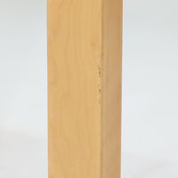 Alvar Aaltoがデザインし、Artekより製作された「81C」ダイニングテーブルです。バーチ材を用いたフレームに、天板には落ち着いた質感のリノリウムを組み合わせたシンプルで機能的なデザインが特徴。脚部にはアアルトを象徴するL字型の曲木構造が採用されており、軽やかで柔らかな印象を与えます。幅75cmの正方形サイズはダイニングはもちろんワークテーブルとしても使いやすく、日常の空間に北欧デザインの美しさと実用性をもたらすビンテージ家具です。本個体は、脚部の5枚レイヤー構造、1973年以降に採用されたプラスネジ、および天板裏の3段構成スタンプの仕様から、1973年~1990年代始めに掛けて製造されたと思われます。