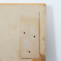 Alvar Aaltoがデザインし、Artekより製作された「81C」ダイニングテーブルです。バーチ材を用いたフレームに、天板には落ち着いた質感のリノリウムを組み合わせたシンプルで機能的なデザインが特徴。脚部にはアアルトを象徴するL字型の曲木構造が採用されており、軽やかで柔らかな印象を与えます。幅75cmの正方形サイズはダイニングはもちろんワークテーブルとしても使いやすく、日常の空間に北欧デザインの美しさと実用性をもたらすビンテージ家具です。本個体は、脚部の5枚レイヤー構造、1973年以降に採用されたプラスネジ、および天板裏の3段構成スタンプの仕様から、1973年~1990年代始めに掛けて製造されたと思われます。