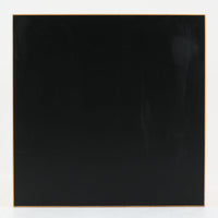 Alvar Aaltoがデザインし、Artekより製作された「81C」ダイニングテーブルです。バーチ材を用いたフレームに、天板には落ち着いた質感のリノリウムを組み合わせたシンプルで機能的なデザインが特徴。脚部にはアアルトを象徴するL字型の曲木構造が採用されており、軽やかで柔らかな印象を与えます。幅75cmの正方形サイズはダイニングはもちろんワークテーブルとしても使いやすく、日常の空間に北欧デザインの美しさと実用性をもたらすビンテージ家具です。本個体は、脚部の5枚レイヤー構造、1973年以降に採用されたプラスネジ、および天板裏の3段構成スタンプの仕様から、1973年~1990年代始めに掛けて製造されたと思われます。