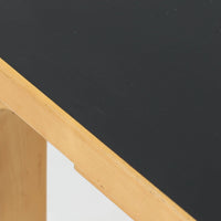 Alvar Aaltoがデザインし、Artekより製作された「81C」ダイニングテーブルです。バーチ材を用いたフレームに、天板には落ち着いた質感のリノリウムを組み合わせたシンプルで機能的なデザインが特徴。脚部にはアアルトを象徴するL字型の曲木構造が採用されており、軽やかで柔らかな印象を与えます。幅75cmの正方形サイズはダイニングはもちろんワークテーブルとしても使いやすく、日常の空間に北欧デザインの美しさと実用性をもたらすビンテージ家具です。本個体は、脚部の5枚レイヤー構造、1973年以降に採用されたプラスネジ、および天板裏の3段構成スタンプの仕様から、1973年~1990年代始めに掛けて製造されたと思われます。