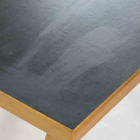 Alvar Aaltoがデザインし、Artekより製作された「81C」ダイニングテーブルです。バーチ材を用いたフレームに、天板には落ち着いた質感のリノリウムを組み合わせたシンプルで機能的なデザインが特徴。脚部にはアアルトを象徴するL字型の曲木構造が採用されており、軽やかで柔らかな印象を与えます。幅75cmの正方形サイズはダイニングはもちろんワークテーブルとしても使いやすく、日常の空間に北欧デザインの美しさと実用性をもたらすビンテージ家具です。本個体は、脚部の5枚レイヤー構造、1973年以降に採用されたプラスネジ、および天板裏の3段構成スタンプの仕様から、1973年~1990年代始めに掛けて製造されたと思われます。