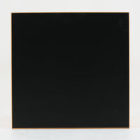 Alvar Aaltoがデザインし、Artekより製作された「81C」ダイニングテーブルです。バーチ材を用いたフレームに、天板には落ち着いた質感のリノリウムを組み合わせたシンプルで機能的なデザインが特徴。脚部にはアアルトを象徴するL字型の曲木構造が採用されており、軽やかで柔らかな印象を与えます。幅75cmの正方形サイズはダイニングはもちろんワークテーブルとしても使いやすく、日常の空間に北欧デザインの美しさと実用性をもたらすビンテージ家具です。本個体は、脚部の5枚レイヤー構造、1973年以降に採用されたプラスネジ、および天板裏の3段構成スタンプの仕様から、1973年~1990年代始めに掛けて製造されたと思われます。