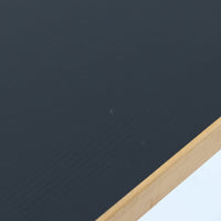 Alvar Aaltoがデザインし、Artekより製作された「81C」ダイニングテーブルです。バーチ材を用いたフレームに、天板には落ち着いた質感のリノリウムを組み合わせたシンプルで機能的なデザインが特徴。脚部にはアアルトを象徴するL字型の曲木構造が採用されており、軽やかで柔らかな印象を与えます。幅75cmの正方形サイズはダイニングはもちろんワークテーブルとしても使いやすく、日常の空間に北欧デザインの美しさと実用性をもたらすビンテージ家具です。本個体は、脚部の5枚レイヤー構造、1973年以降に採用されたプラスネジ、および天板裏の3段構成スタンプの仕様から、1973年~1990年代始めに掛けて製造されたと思われます。