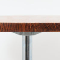 Arne Jacobsenがデザインし、Fritz Hansenが製作した円形ダイニングテーブルです。直径90cmのチーク無垢天板は、豊かな木目と滑らかな円形フォルムが美しく、空間に柔らかな印象をもたらします。シャープなスチール製の一本脚と4本スポークベースが軽快で洗練された佇まいを生み、ヤコブセンらしい機能美が際立つ一台。2~4人で使いやすいサイズ感で、ダイニングテーブルとしてはもちろん、カフェテーブルやラウンジ空間での打ち合わせ用テーブルとしてもおすすめです。中でもチーク無垢材仕様の個体は流通数が少なく珍しく、北欧ビンテージ市場でも希少性の高いモデルとして魅力を放ちます。経年により深みを増した木肌と無駄のない構造が、空間に上質な存在感を添えてくれます。
