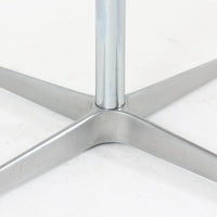 Arne Jacobsenがデザインし、Fritz Hansenが製作した円形ダイニングテーブルです。直径90cmのチーク無垢天板は、豊かな木目と滑らかな円形フォルムが美しく、空間に柔らかな印象をもたらします。シャープなスチール製の一本脚と4本スポークベースが軽快で洗練された佇まいを生み、ヤコブセンらしい機能美が際立つ一台。2~4人で使いやすいサイズ感で、ダイニングテーブルとしてはもちろん、カフェテーブルやラウンジ空間での打ち合わせ用テーブルとしてもおすすめです。中でもチーク無垢材仕様の個体は流通数が少なく珍しく、北欧ビンテージ市場でも希少性の高いモデルとして魅力を放ちます。経年により深みを増した木肌と無駄のない構造が、空間に上質な存在感を添えてくれます。