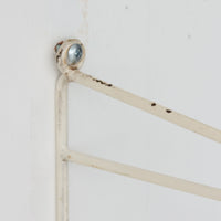 Nils Strinningがデザインし、String Design ABが製造したチーク材のウォールシェルフです。細身の金属製サイドフレームに3枚の木製棚板を組み合わせた軽快な構成で、圧迫感を抑えながら書籍や器、オブジェなどを美しく飾ることができます。棚板の位置を調整しやすい機能的な構造と、直線的で無駄のない造形は北欧らしい合理性を感じさせ、チーク材の経年による深い色合いと金属フレームの対比も魅力。リビングや書斎、店舗空間の壁面を有効に使える存在感ある一台です。