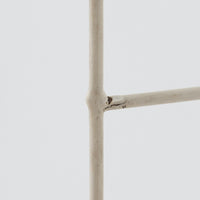 Nils Strinningがデザインし、String Design ABが製造したチーク材のウォールシェルフです。細身の金属製サイドフレームに3枚の木製棚板を組み合わせた軽快な構成で、圧迫感を抑えながら書籍や器、オブジェなどを美しく飾ることができます。棚板の位置を調整しやすい機能的な構造と、直線的で無駄のない造形は北欧らしい合理性を感じさせ、チーク材の経年による深い色合いと金属フレームの対比も魅力。リビングや書斎、店舗空間の壁面を有効に使える存在感ある一台です。