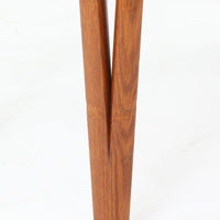 スウェーデンで製作されたコンソールテーブルです。天板にはチーク材、脚部にはオーク材を組み合わせ、温かみのある木目と落ち着いた色合いが北欧らしい上品な雰囲気を演出します。天板下には引き出しが備えられており、小物や文具などをすっきり収納できる実用的な構造。丸みを帯びた天板の角や細身のテーパー脚が軽やかな印象を与え、玄関やリビング、ベッドサイドなど限られたスペースにも収まりやすいサイズ感です。経年により深みを増した木部の表情が魅力の北欧ビンテージ家具です。