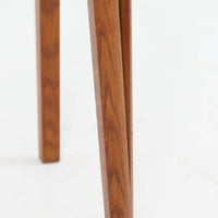 スウェーデンで製作されたコンソールテーブルです。天板にはチーク材、脚部にはオーク材を組み合わせ、温かみのある木目と落ち着いた色合いが北欧らしい上品な雰囲気を演出します。天板下には引き出しが備えられており、小物や文具などをすっきり収納できる実用的な構造。丸みを帯びた天板の角や細身のテーパー脚が軽やかな印象を与え、玄関やリビング、ベッドサイドなど限られたスペースにも収まりやすいサイズ感です。経年により深みを増した木部の表情が魅力の北欧ビンテージ家具です。