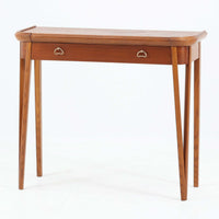 スウェーデンで製作されたコンソールテーブルです。天板にはチーク材、脚部にはオーク材を組み合わせ、温かみのある木目と落ち着いた色合いが北欧らしい上品な雰囲気を演出します。天板下には引き出しが備えられており、小物や文具などをすっきり収納できる実用的な構造。丸みを帯びた天板の角や細身のテーパー脚が軽やかな印象を与え、玄関やリビング、ベッドサイドなど限られたスペースにも収まりやすいサイズ感です。経年により深みを増した木部の表情が魅力の北欧ビンテージ家具です。