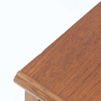 スウェーデンで製作されたコンソールテーブルです。天板にはチーク材、脚部にはオーク材を組み合わせ、温かみのある木目と落ち着いた色合いが北欧らしい上品な雰囲気を演出します。天板下には引き出しが備えられており、小物や文具などをすっきり収納できる実用的な構造。丸みを帯びた天板の角や細身のテーパー脚が軽やかな印象を与え、玄関やリビング、ベッドサイドなど限られたスペースにも収まりやすいサイズ感です。経年により深みを増した木部の表情が魅力の北欧ビンテージ家具です。