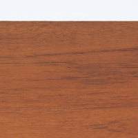 スウェーデンで製作されたコンソールテーブルです。天板にはチーク材、脚部にはオーク材を組み合わせ、温かみのある木目と落ち着いた色合いが北欧らしい上品な雰囲気を演出します。天板下には引き出しが備えられており、小物や文具などをすっきり収納できる実用的な構造。丸みを帯びた天板の角や細身のテーパー脚が軽やかな印象を与え、玄関やリビング、ベッドサイドなど限られたスペースにも収まりやすいサイズ感です。経年により深みを増した木部の表情が魅力の北欧ビンテージ家具です。