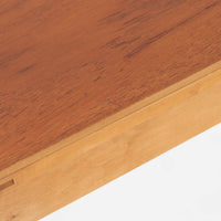 スウェーデンで製作されたコンソールテーブルです。天板にはチーク材、脚部にはオーク材を組み合わせ、温かみのある木目と落ち着いた色合いが北欧らしい上品な雰囲気を演出します。天板下には引き出しが備えられており、小物や文具などをすっきり収納できる実用的な構造。丸みを帯びた天板の角や細身のテーパー脚が軽やかな印象を与え、玄関やリビング、ベッドサイドなど限られたスペースにも収まりやすいサイズ感です。経年により深みを増した木部の表情が魅力の北欧ビンテージ家具です。