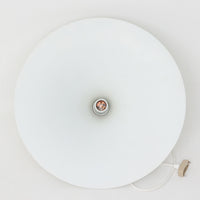 Claus BonderupとTorsten Thorupによってデザインされた「Semi」ペンダントライトです。アルミ素材を用いた流れるような曲線美が特徴で、シンプルながら空間に洗練された存在感をもたらします。大きく広がるシェードが光を効率よく下方へ届け、ダイニングテーブルやカウンター上を美しく照らします。無駄を削ぎ落としたフォルムは北欧モダンデザインを象徴する一作であり、長年愛され続ける名作ならではの普遍的な魅力を備えています。ビンテージ品ならではの風合いと希少性もお楽しみいただけます。