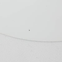 Claus BonderupとTorsten Thorupによってデザインされた「Semi」ペンダントライトです。アルミ素材を用いた流れるような曲線美が特徴で、シンプルながら空間に洗練された存在感をもたらします。大きく広がるシェードが光を効率よく下方へ届け、ダイニングテーブルやカウンター上を美しく照らします。無駄を削ぎ落としたフォルムは北欧モダンデザインを象徴する一作であり、長年愛され続ける名作ならではの普遍的な魅力を備えています。ビンテージ品ならではの風合いと希少性もお楽しみいただけます。