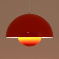 Verner Pantonによってデザインされた「FlowerPot」ペンダントライトです。初期モデルはLouis Poulsenにて製作されたもので、現在は&Tradition社より復刻生産されています。本品は当時のオリジナルモデルにあたり、現行品と比較してやや小ぶりなサイズ感と、琺瑯(エナメル)仕上げならではの質感が特徴です。滑らかな曲面が生み出す柔らかな光と、経年による風合いも相まって、空間に独特の存在感をもたらすビンテージ照明です。