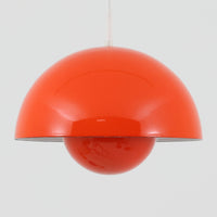 Verner Pantonによってデザインされた「FlowerPot」ペンダントライトです。初期モデルはLouis Poulsenにて製作されたもので、現在は&Tradition社より復刻生産されています。本品は当時のオリジナルモデルにあたり、現行品と比較してやや小ぶりなサイズ感と、琺瑯(エナメル)仕上げならではの質感が特徴です。滑らかな曲面が生み出す柔らかな光と、経年による風合いも相まって、空間に独特の存在感をもたらすビンテージ照明です。
