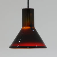 北欧より買い付けた、ホルムガード社製(現Royal Copenhagen)ビンテージランプです。照明部分はデンマークを代表する照明メーカーFog & Morup社によって作成されています。Holmegaard 社のペンダントライトの中でも人気の「P&T PENDEL」シリーズで内と外側の2層の色味が特徴的です。消灯&点灯時にそれぞれ違った表情を見せてくれる素敵なデザインです。