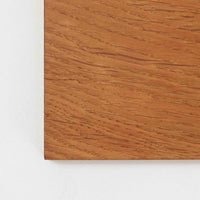 Hans J. Wegnerがデザインし、Ry Moblerが手掛けたRY8ブックシェルフです。オーク材の美しい木目と経年で深みを増した色艶が魅力で、無駄を削ぎ落とした端正なフォルムにウェグナーらしい構造美が際立ちます。モデルRY8ならではの直線的で洗練されたフレームに、可動棚を備えた実用性の高い設計で、書籍はもちろんオブジェや器を飾るディスプレイシェルフとしても上質な空間を演出します。幅100cmの使いやすいサイズ感で、リビングや書斎、ショップ什器にもおすすめ。ビンテージならではの希少性と、Ry Moblerの丁寧な木工技術を感じられる存在感ある一台です。