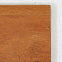 Hans J. Wegnerがデザインし、Ry Moblerが手掛けたRY8ブックシェルフです。オーク材の美しい木目と経年で深みを増した色艶が魅力で、無駄を削ぎ落とした端正なフォルムにウェグナーらしい構造美が際立ちます。モデルRY8ならではの直線的で洗練されたフレームに、可動棚を備えた実用性の高い設計で、書籍はもちろんオブジェや器を飾るディスプレイシェルフとしても上質な空間を演出します。幅100cmの使いやすいサイズ感で、リビングや書斎、ショップ什器にもおすすめ。ビンテージならではの希少性と、Ry Moblerの丁寧な木工技術を感じられる存在感ある一台です。