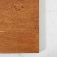 Hans J. Wegnerがデザインし、Ry Moblerが手掛けたRY8ブックシェルフです。オーク材の美しい木目と経年で深みを増した色艶が魅力で、無駄を削ぎ落とした端正なフォルムにウェグナーらしい構造美が際立ちます。モデルRY8ならではの直線的で洗練されたフレームに、可動棚を備えた実用性の高い設計で、書籍はもちろんオブジェや器を飾るディスプレイシェルフとしても上質な空間を演出します。幅100cmの使いやすいサイズ感で、リビングや書斎、ショップ什器にもおすすめ。ビンテージならではの希少性と、Ry Moblerの丁寧な木工技術を感じられる存在感ある一台です。