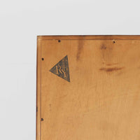 Hans J. Wegnerがデザインし、Ry Moblerが手掛けたRY8ブックシェルフです。オーク材の美しい木目と経年で深みを増した色艶が魅力で、無駄を削ぎ落とした端正なフォルムにウェグナーらしい構造美が際立ちます。モデルRY8ならではの直線的で洗練されたフレームに、可動棚を備えた実用性の高い設計で、書籍はもちろんオブジェや器を飾るディスプレイシェルフとしても上質な空間を演出します。幅100cmの使いやすいサイズ感で、リビングや書斎、ショップ什器にもおすすめ。ビンテージならではの希少性と、Ry Moblerの丁寧な木工技術を感じられる存在感ある一台です。