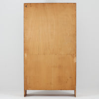 Hans J. Wegnerがデザインし、Ry Moblerが手掛けたRY8ブックシェルフです。オーク材の美しい木目と経年で深みを増した色艶が魅力で、無駄を削ぎ落とした端正なフォルムにウェグナーらしい構造美が際立ちます。モデルRY8ならではの直線的で洗練されたフレームに、可動棚を備えた実用性の高い設計で、書籍はもちろんオブジェや器を飾るディスプレイシェルフとしても上質な空間を演出します。幅100cmの使いやすいサイズ感で、リビングや書斎、ショップ什器にもおすすめ。ビンテージならではの希少性と、Ry Moblerの丁寧な木工技術を感じられる存在感ある一台です。