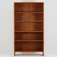 Hans J. Wegnerがデザインし、Ry Moblerが手掛けたRY8ブックシェルフです。オーク材の美しい木目と経年で深みを増した色艶が魅力で、無駄を削ぎ落とした端正なフォルムにウェグナーらしい構造美が際立ちます。モデルRY8ならではの直線的で洗練されたフレームに、可動棚を備えた実用性の高い設計で、書籍はもちろんオブジェや器を飾るディスプレイシェルフとしても上質な空間を演出します。幅100cmの使いやすいサイズ感で、リビングや書斎、ショップ什器にもおすすめ。ビンテージならではの希少性と、Ry Moblerの丁寧な木工技術を感じられる存在感ある一台です。