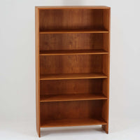 Hans J. Wegnerがデザインし、Ry Moblerが手掛けたRY8ブックシェルフです。オーク材の美しい木目と経年で深みを増した色艶が魅力で、無駄を削ぎ落とした端正なフォルムにウェグナーらしい構造美が際立ちます。モデルRY8ならではの直線的で洗練されたフレームに、可動棚を備えた実用性の高い設計で、書籍はもちろんオブジェや器を飾るディスプレイシェルフとしても上質な空間を演出します。幅100cmの使いやすいサイズ感で、リビングや書斎、ショップ什器にもおすすめ。ビンテージならではの希少性と、Ry Moblerの丁寧な木工技術を感じられる存在感ある一台です。