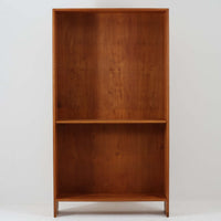 Hans J. Wegnerがデザインし、Ry Moblerが手掛けたRY8ブックシェルフです。オーク材の美しい木目と経年で深みを増した色艶が魅力で、無駄を削ぎ落とした端正なフォルムにウェグナーらしい構造美が際立ちます。モデルRY8ならではの直線的で洗練されたフレームに、可動棚を備えた実用性の高い設計で、書籍はもちろんオブジェや器を飾るディスプレイシェルフとしても上質な空間を演出します。幅100cmの使いやすいサイズ感で、リビングや書斎、ショップ什器にもおすすめ。ビンテージならではの希少性と、Ry Moblerの丁寧な木工技術を感じられる存在感ある一台です。