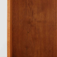 Hans J. Wegnerがデザインし、Ry Moblerが手掛けたRY8ブックシェルフです。オーク材の美しい木目と経年で深みを増した色艶が魅力で、無駄を削ぎ落とした端正なフォルムにウェグナーらしい構造美が際立ちます。モデルRY8ならではの直線的で洗練されたフレームに、可動棚を備えた実用性の高い設計で、書籍はもちろんオブジェや器を飾るディスプレイシェルフとしても上質な空間を演出します。幅100cmの使いやすいサイズ感で、リビングや書斎、ショップ什器にもおすすめ。ビンテージならではの希少性と、Ry Moblerの丁寧な木工技術を感じられる存在感ある一台です。