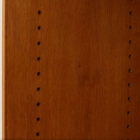 Hans J. Wegnerがデザインし、Ry Moblerが手掛けたRY8ブックシェルフです。オーク材の美しい木目と経年で深みを増した色艶が魅力で、無駄を削ぎ落とした端正なフォルムにウェグナーらしい構造美が際立ちます。モデルRY8ならではの直線的で洗練されたフレームに、可動棚を備えた実用性の高い設計で、書籍はもちろんオブジェや器を飾るディスプレイシェルフとしても上質な空間を演出します。幅100cmの使いやすいサイズ感で、リビングや書斎、ショップ什器にもおすすめ。ビンテージならではの希少性と、Ry Moblerの丁寧な木工技術を感じられる存在感ある一台です。