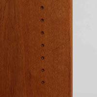 Hans J. Wegnerがデザインし、Ry Moblerが手掛けたRY8ブックシェルフです。オーク材の美しい木目と経年で深みを増した色艶が魅力で、無駄を削ぎ落とした端正なフォルムにウェグナーらしい構造美が際立ちます。モデルRY8ならではの直線的で洗練されたフレームに、可動棚を備えた実用性の高い設計で、書籍はもちろんオブジェや器を飾るディスプレイシェルフとしても上質な空間を演出します。幅100cmの使いやすいサイズ感で、リビングや書斎、ショップ什器にもおすすめ。ビンテージならではの希少性と、Ry Moblerの丁寧な木工技術を感じられる存在感ある一台です。