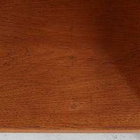 Hans J. Wegnerがデザインし、Ry Moblerが手掛けたRY8ブックシェルフです。オーク材の美しい木目と経年で深みを増した色艶が魅力で、無駄を削ぎ落とした端正なフォルムにウェグナーらしい構造美が際立ちます。モデルRY8ならではの直線的で洗練されたフレームに、可動棚を備えた実用性の高い設計で、書籍はもちろんオブジェや器を飾るディスプレイシェルフとしても上質な空間を演出します。幅100cmの使いやすいサイズ感で、リビングや書斎、ショップ什器にもおすすめ。ビンテージならではの希少性と、Ry Moblerの丁寧な木工技術を感じられる存在感ある一台です。