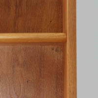 Hans J. Wegnerがデザインし、Ry Moblerが手掛けたRY8ブックシェルフです。オーク材の美しい木目と経年で深みを増した色艶が魅力で、無駄を削ぎ落とした端正なフォルムにウェグナーらしい構造美が際立ちます。モデルRY8ならではの直線的で洗練されたフレームに、可動棚を備えた実用性の高い設計で、書籍はもちろんオブジェや器を飾るディスプレイシェルフとしても上質な空間を演出します。幅100cmの使いやすいサイズ感で、リビングや書斎、ショップ什器にもおすすめ。ビンテージならではの希少性と、Ry Moblerの丁寧な木工技術を感じられる存在感ある一台です。