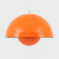 Verner Pantonによってデザインされた「FlowerPot」ペンダントライトです。初期モデルはLouis Poulsenにて製作されたもので、現在は&Tradition社より復刻生産されています。本品は当時のオリジナルモデルにあたり、現行品と比較してやや小ぶりなサイズ感と、琺瑯(エナメル)仕上げならではの質感が特徴です。滑らかな曲面が生み出す柔らかな光と、経年による風合いも相まって、空間に独特の存在感をもたらすビンテージ照明です。