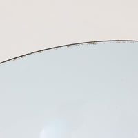 Verner Pantonによってデザインされた「FlowerPot」ペンダントライトです。初期モデルはLouis Poulsenにて製作されたもので、現在は&Tradition社より復刻生産されています。本品は当時のオリジナルモデルにあたり、現行品と比較してやや小ぶりなサイズ感と、琺瑯(エナメル)仕上げならではの質感が特徴です。滑らかな曲面が生み出す柔らかな光と、経年による風合いも相まって、空間に独特の存在感をもたらすビンテージ照明です。