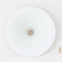 Claus BonderupとTorsten Thorupによってデザインされた「Semi」ペンダントライトです。アルミ素材を用いた流れるような曲線美が特徴で、シンプルながら空間に洗練された存在感をもたらします。大きく広がるシェードが光を効率よく下方へ届け、ダイニングテーブルやカウンター上を美しく照らします。無駄を削ぎ落としたフォルムは北欧モダンデザインを象徴する一作であり、長年愛され続ける名作ならではの普遍的な魅力を備えています。ビンテージ品ならではの風合いと希少性もお楽しみいただけます。