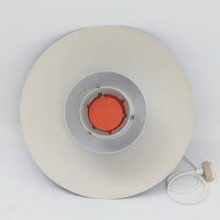 北欧より買い付けたLouis Poulsen社製「PH 4/3 ペンダント」です。Poul Henningsenによる名作照明で、直径約40cmの扱いやすいサイズ感とアルミシェードの軽やかな質感が魅力です。対数螺旋に基づいた3枚シェード構造により、眩しさを抑えつつ光を効率的に下方へ導き、柔らかく拡散する美しい光を生み出します。PHシリーズの中でもバランスの取れたモデルとして人気があり、ダイニングやリビングはもちろん、書斎や寝室など幅広い空間でお使いいただけます。経年により深みを増した風合いもお楽しみいただけるビンテージ品です。
