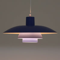 北欧より買い付けたLouis Poulsen社製「PH 4/3 ペンダント」です。Poul Henningsenによる名作照明で、直径約40cmの扱いやすいサイズ感とアルミシェードの軽やかな質感が魅力です。対数螺旋に基づいた3枚シェード構造により、眩しさを抑えつつ光を効率的に下方へ導き、柔らかく拡散する美しい光を生み出します。PHシリーズの中でもバランスの取れたモデルとして人気があり、ダイニングやリビングはもちろん、書斎や寝室など幅広い空間でお使いいただけます。経年により深みを増した風合いもお楽しみいただけるビンテージ品です。