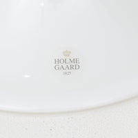 Michael BangがデザインしたMandarinペンダントライトです。Holmegaardならではの高品質なガラスを用いた美しいフォルムが特徴で、滑らかに広がるシェードと細く立ち上がるネック部分が軽やかで洗練された印象を与えます。乳白色ガラスを通して放たれる柔らかな光は空間全体を穏やかに包み込み、ダイニングやカウンター、寝室など幅広いシーンで活躍します。扱いやすいサイズ感と、北欧デザイン黄金期を感じさせる造形美が魅力の希少なビンテージ照明です。