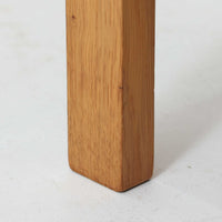 Hans J. Wegner(ハンス・J・ウェグナー)デザイン、Getama(ゲタマ)製GE156のオーク材片袖デスクです。幅125cmのゆとりある天板に、右側へ浮かぶように設けられた2段の片袖収納を組み合わせた、ウェグナーらしい端正な構造美が際立つ一台。無垢感のあるオークの木肌と軽快なフレーム構成が空間に明るく上質な印象をもたらし、書斎やホームオフィスはもちろん、ショップのワークテーブルとしても美しく映えます。引き出しは書類や文具を整理しやすく、下段には鍵付きで実用性も良好。名作椅子とも調和する洗練された佇まいと、北欧ビンテージならではの希少性が魅力のデスクです。