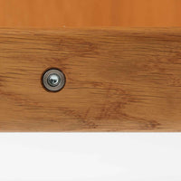 Hans J. Wegner(ハンス・J・ウェグナー)デザイン、Getama(ゲタマ)製GE156のオーク材片袖デスクです。幅125cmのゆとりある天板に、右側へ浮かぶように設けられた2段の片袖収納を組み合わせた、ウェグナーらしい端正な構造美が際立つ一台。無垢感のあるオークの木肌と軽快なフレーム構成が空間に明るく上質な印象をもたらし、書斎やホームオフィスはもちろん、ショップのワークテーブルとしても美しく映えます。引き出しは書類や文具を整理しやすく、下段には鍵付きで実用性も良好。名作椅子とも調和する洗練された佇まいと、北欧ビンテージならではの希少性が魅力のデスクです。