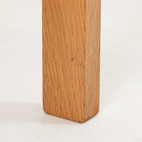 Hans J. Wegner(ハンス・J・ウェグナー)デザイン、Getama(ゲタマ)製GE156のオーク材片袖デスクです。幅125cmのゆとりある天板に、右側へ浮かぶように設けられた2段の片袖収納を組み合わせた、ウェグナーらしい端正な構造美が際立つ一台。無垢感のあるオークの木肌と軽快なフレーム構成が空間に明るく上質な印象をもたらし、書斎やホームオフィスはもちろん、ショップのワークテーブルとしても美しく映えます。引き出しは書類や文具を整理しやすく、下段には鍵付きで実用性も良好。名作椅子とも調和する洗練された佇まいと、北欧ビンテージならではの希少性が魅力のデスクです。