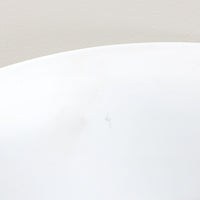 Claus BonderupとTorsten Thorupがデザインした「Semi」ペンダントライトは、デンマークの名門Fog & Morupより発表された北欧照明を代表する名作です。スチールを用いたシャープで美しい曲線フォルムが特徴で、直径70cmの存在感あるサイズが空間の主役として映えます。広がるシェード形状により効率よく光を拡散し、ダイニングテーブルやラウンジ空間を上質な雰囲気に演出します。ミニマルな造形美と優れた機能性を兼ね備えた、北欧ビンテージならではの魅力あふれる一灯です。