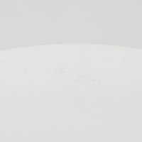 Claus BonderupとTorsten Thorupがデザインした「Semi」ペンダントライトは、デンマークの名門Fog & Morupより発表された北欧照明を代表する名作です。スチールを用いたシャープで美しい曲線フォルムが特徴で、直径70cmの存在感あるサイズが空間の主役として映えます。広がるシェード形状により効率よく光を拡散し、ダイニングテーブルやラウンジ空間を上質な雰囲気に演出します。ミニマルな造形美と優れた機能性を兼ね備えた、北欧ビンテージならではの魅力あふれる一灯です。