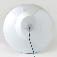 Claus BonderupとTorsten Thorupがデザインした「Semi」ペンダントライトは、デンマークの名門Fog & Morupより発表された北欧照明を代表する名作です。スチールを用いたシャープで美しい曲線フォルムが特徴で、直径70cmの存在感あるサイズが空間の主役として映えます。広がるシェード形状により効率よく光を拡散し、ダイニングテーブルやラウンジ空間を上質な雰囲気に演出します。ミニマルな造形美と優れた機能性を兼ね備えた、北欧ビンテージならではの魅力あふれる一灯です。
