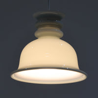 北欧より買い付けた、Holmgaard社製(現Royal Copenhagen)ビンテージランプです。「Kropendel」シリーズです。シリーズ名の「Kropendel」は、「命の源」を意味し、まさにその名の通り、空間に生命力を吹き込むような魅力を持っています。このシリーズは、Holmegaardならではの厚みのある高品質なオパールガラスが使用されており、職人によってひとつひとつ手作業で仕上げられています。光を受けて美しく反射するガラスの質感と、シンプルでありながら存在感のあるデザインが、どんな空間にも調和します。
